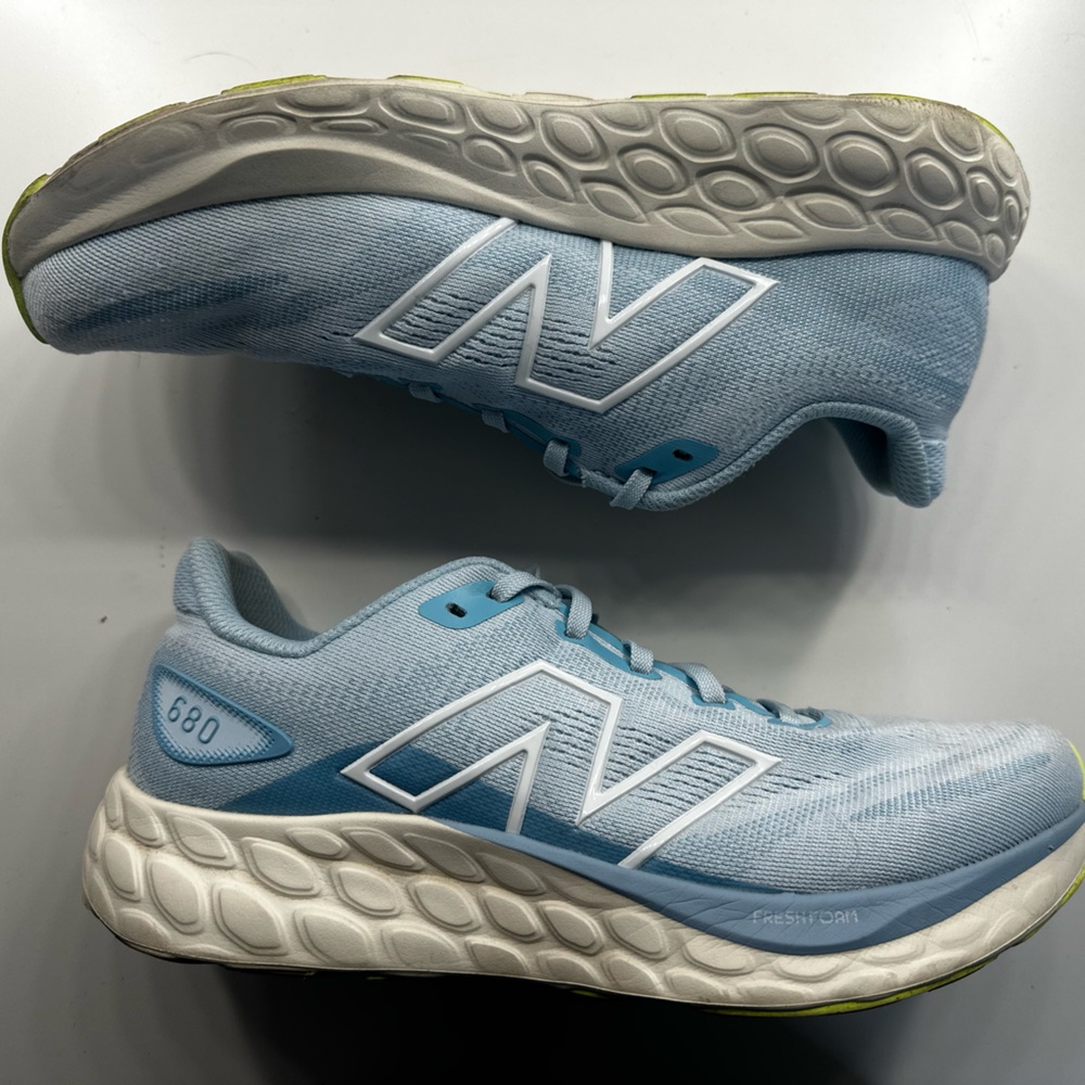 Womens New Balance 680 v8 Running Shoes